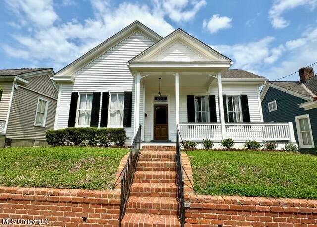 Property at 821 Washington St, Natchez, MS 39120, 4 beds, 3.5 baths