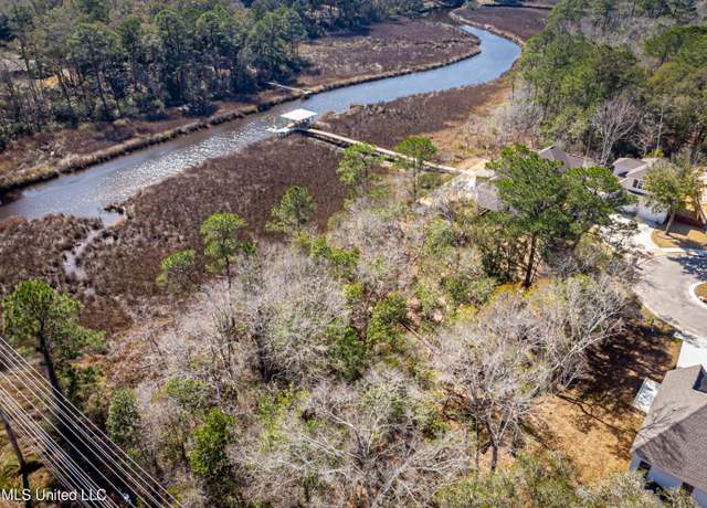 Property at 210 Bluff Cv, Ocean Springs, MS 39564