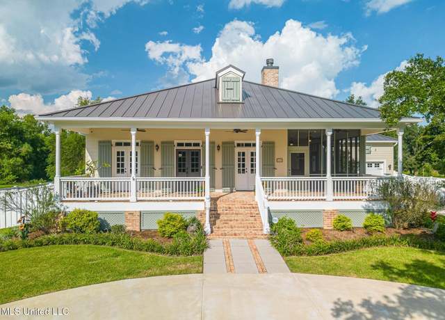 Property at 100 Mollere Dr, Waveland, MS 39576, 3 beds, 2.5 baths