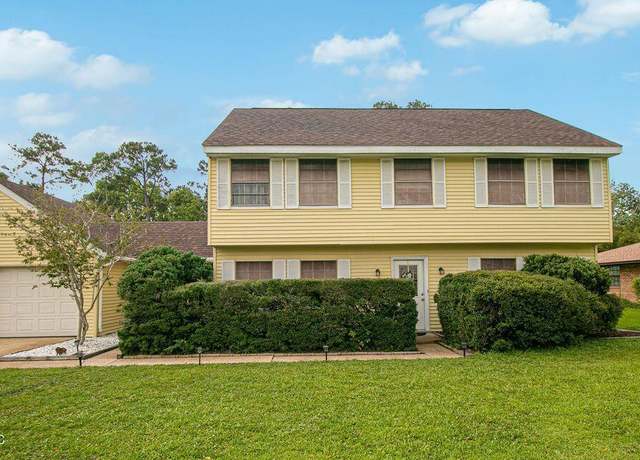 Property at 1100 Hickory Dr, Long Beach, MS 39560, 4 beds, 2.5 baths
