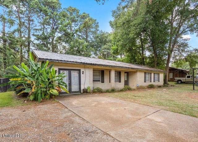 Property at 844 E Academy Street St, Canton, MS 39046, 3 beds, 1.5 baths