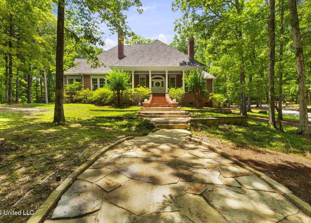 Property at 169 Pine Hill Dr, Brandon, MS 39047, 4 beds, 4.5 baths