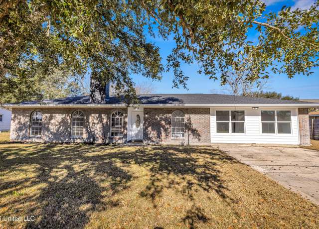 Property at 615 Highland Dr, Bay Saint Louis, MS 39520, 3 beds, 2.5 baths