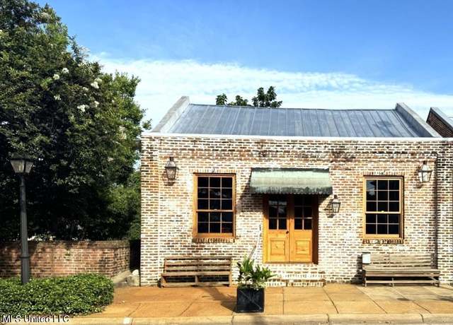 Property at 207 S Commerce St, Natchez, MS 39120, 6 beds, 4 baths