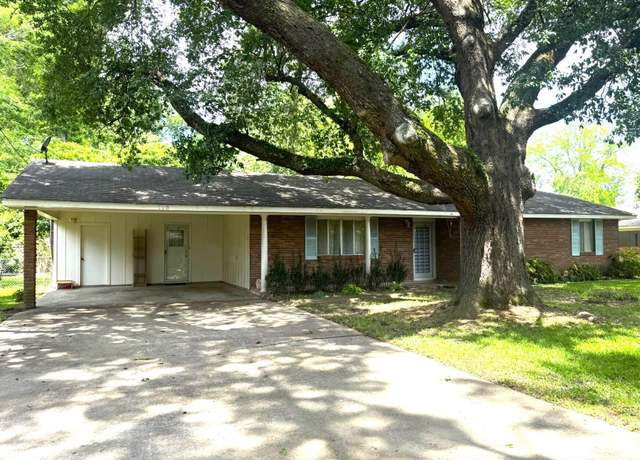 Property at 110 Pecan Way, Natchez, MS 39120, 3 beds, 2 baths