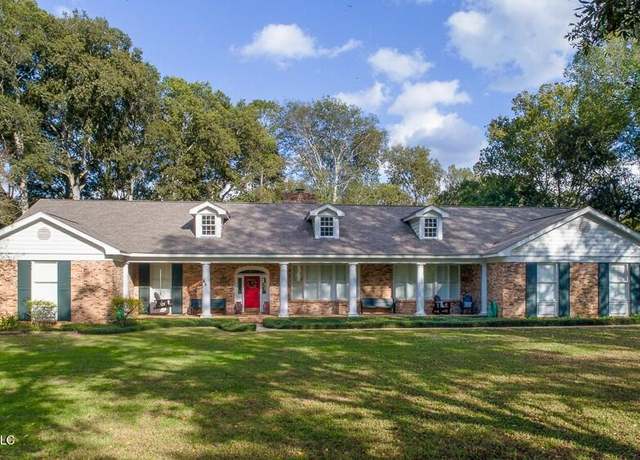 Property at 305 Creekbend Rd, Natchez, MS 39120, 3 beds, 4 baths