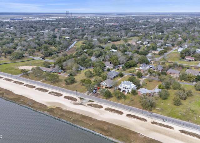 Property at 2112 Washington Ave Unit B, Pascagoula, MS 39567, 4 beds, 2.5 baths