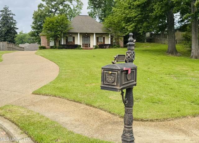 Property at 8 Audubon Pl, Natchez, MS 39120, 4 beds, 2 baths