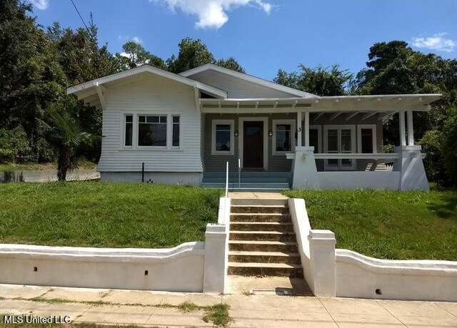 Property at 3 New St, Natchez, MS 39120, 3 beds, 1 bath