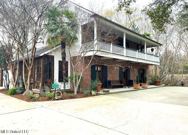 Property at 48 Fairway Dr, Natchez, MS 39120, 4 beds, 3.5 baths