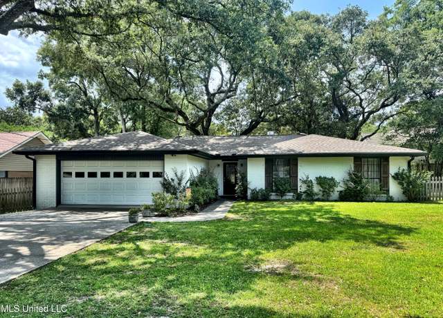 Property at 6629 Golf Club Dr, Diamondhead, MS 39525, 3 beds, 2 baths