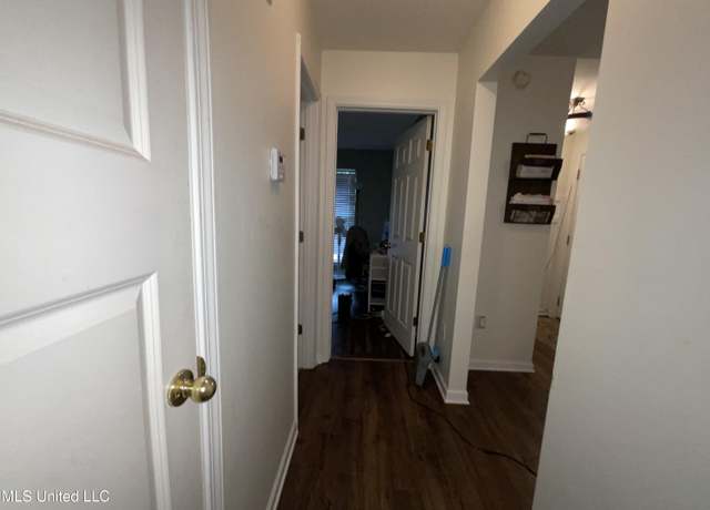 Property at 645 Burton Ln, Southaven, MS 38671, 3 beds, 2 baths