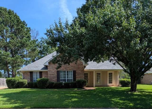 Property at 352 South Pl, Madison, MS 39110, 3 beds, 2 baths