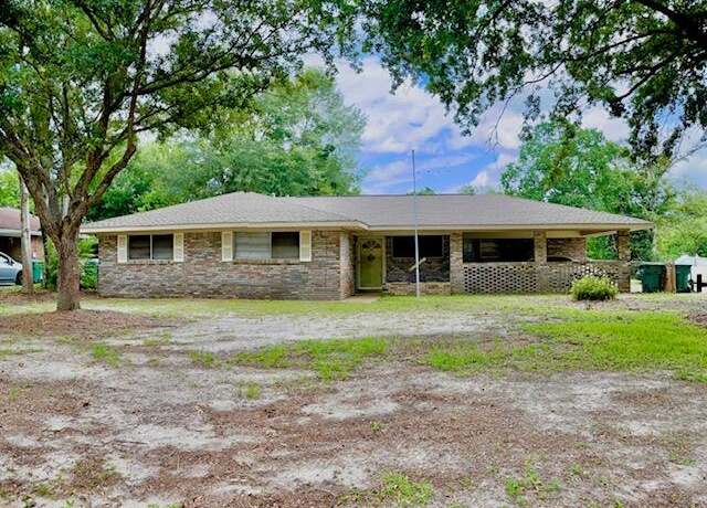 Property at 100 Clarence Dr, Gulfport, MS 39503, 3 beds, 2 baths