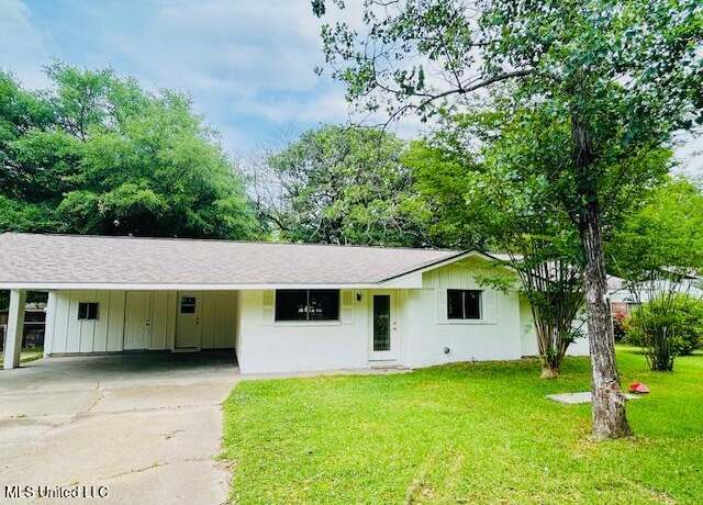 Property at 810 Louis Wilson Dr, Brandon, MS 39042, 3 beds, 2 baths