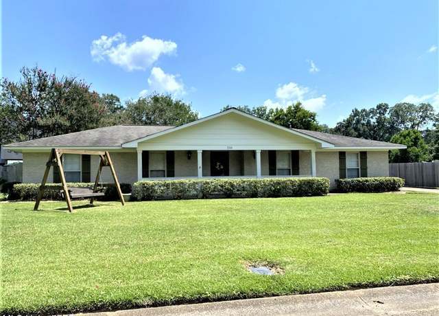 Property at 210 Jefferson Davis Blvd, Natchez, MS 39120, 3 beds, 2 baths