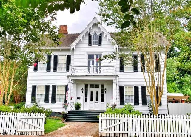 Property at 611 N Union St, Natchez, MS 39120, 4 beds, 4.5 baths