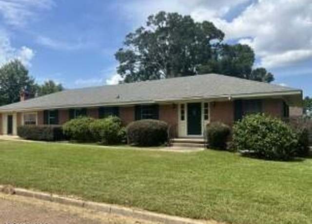 Property at 3500 Peachtree Dr, Natchez, MS 39120, 3 beds, 2 baths