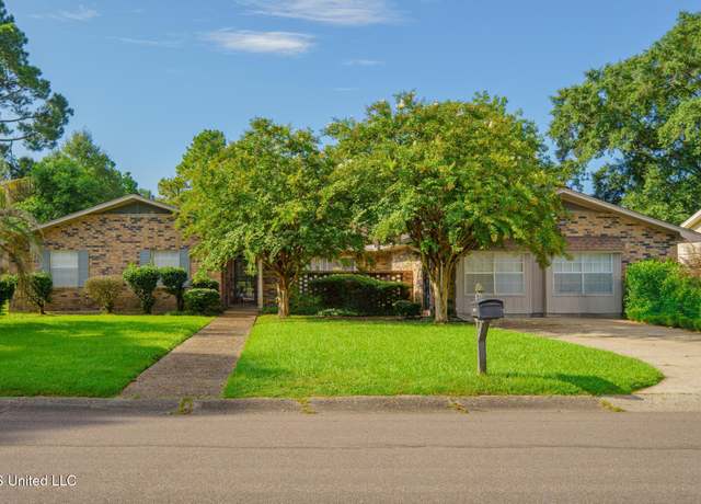 Property at 2306 Clayton Pl, Hattiesburg, MS 39402, 4 beds, 2 baths