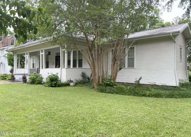 Property at 1303 River Rd, Greenwood, MS 38930, 5 beds, 3 baths