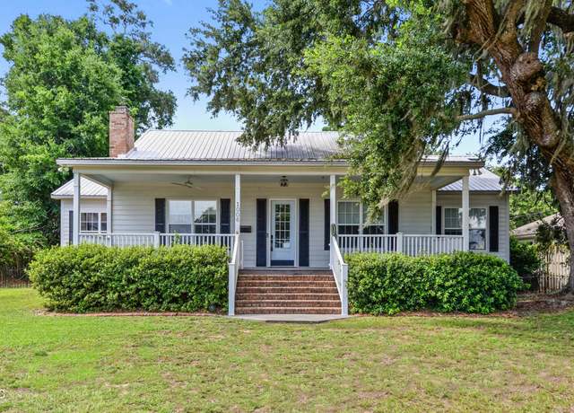 Property at 1006 Beach Blvd, Biloxi, MS 39530, 3 beds, 2.5 baths