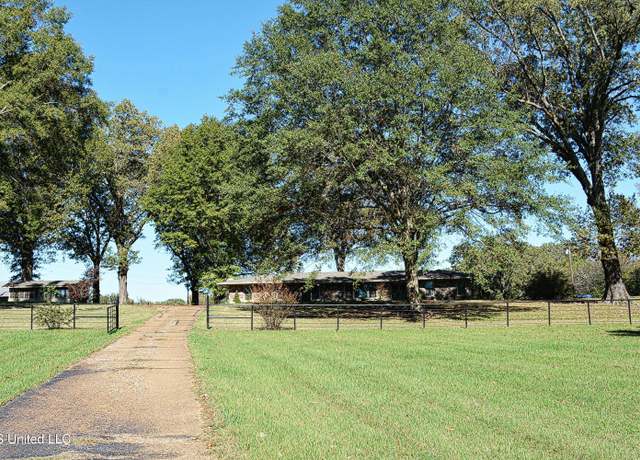 Property at 5284 W Oak Grove Rd, Hernando, MS 38632, 4 beds, 3 baths