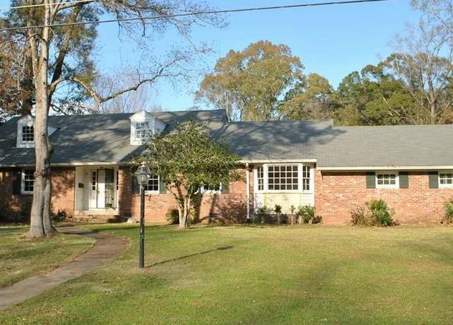 Property at 201 Somerset Dr, Natchez, MS 39120, 5 beds, 3 baths