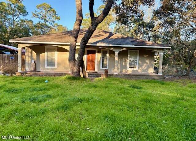 Property at 520 Pine St, Ocean Springs, MS 39564, 3 beds, 2 baths