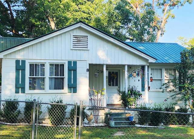 Property at 8 Lofton Ln, Natchez, MS 39120, 3 beds, 1 bath