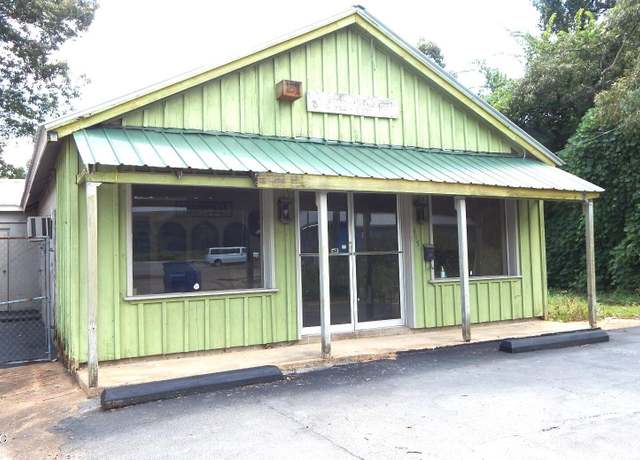 Property at 395 E Van Dorn Ave, Holly Springs, MS 38635, 2 beds, 1.5 baths