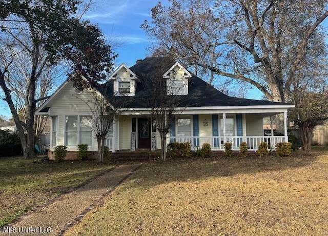 Property at 715 Sumner Ave, Greenwood, MS 38930, 3 beds, 2.5 baths