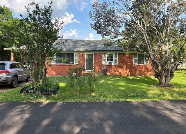 Property at 311 Walnut St, Summit, MS 39666, 3 beds, 2 baths
