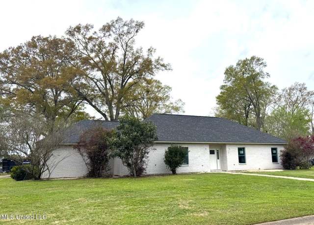 Property at 100 N Temple Road Rd, Natchez, MS 39120, 4 beds, 3 baths