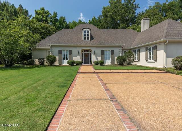 Property at 9 Oak Knoll Dr, Clarksdale, MS 38614, 5 beds, 5.5 baths