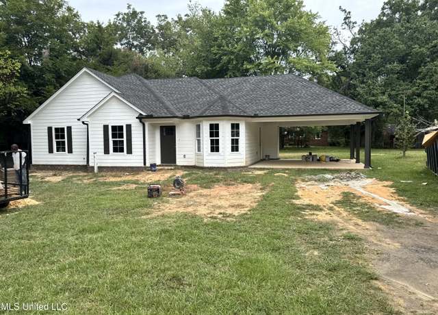 Property at 656 Coleman Ave, Holly Springs, MS 38635, 3 beds, 2 baths
