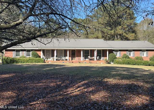 Property at 621 NW Magnolia Ave, Magee, MS 39111, 4 beds, 3.5 baths