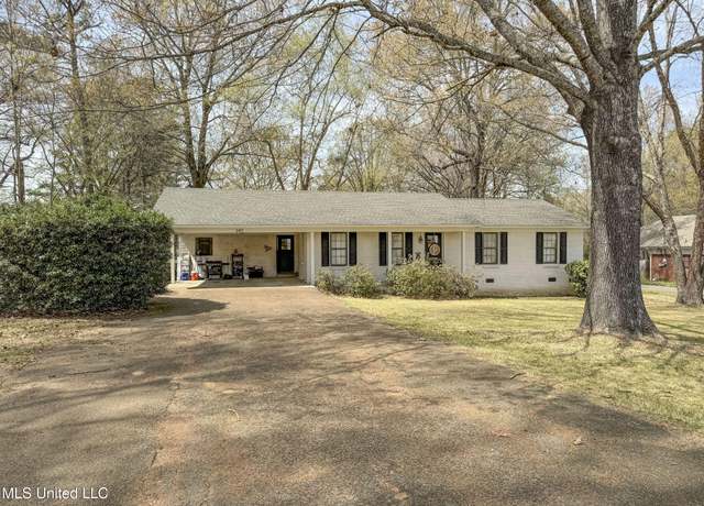 Property at 207 Vick St, Batesville, MS 38606, 3 beds, 2 baths