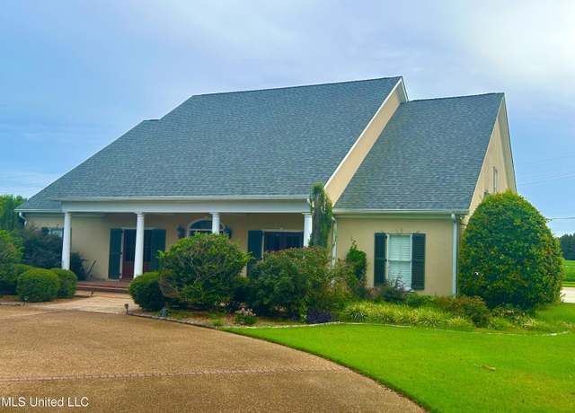 Property at 1308 Robert E Lee Dr, Greenwood, MS 38930, 4 beds, 3 baths