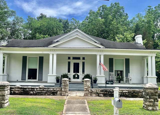 Property at 265 E College Ave, Holly Springs, MS 38635, 3 beds, 2 baths