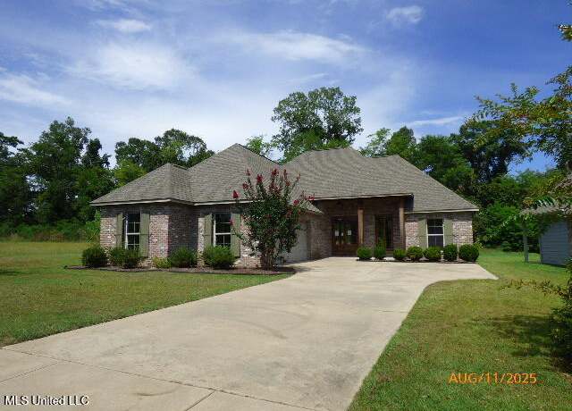 Property at 40 Hedges Plantation Pl, Natchez, MS 39120, 3 beds, 2 baths
