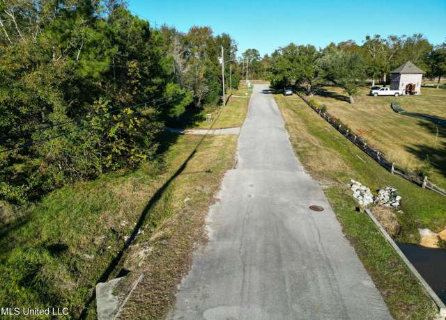 Property at 137 Grosvenor Pl, Waveland, MS 39576