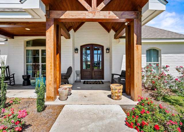 Property at 19 Edgewater Pt, Hattiesburg, MS 39402, 4 beds, 4.5 baths