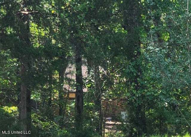 Property at 215 Girl Scout Rd, Grenada, MS 38901, 3 beds, 2 baths