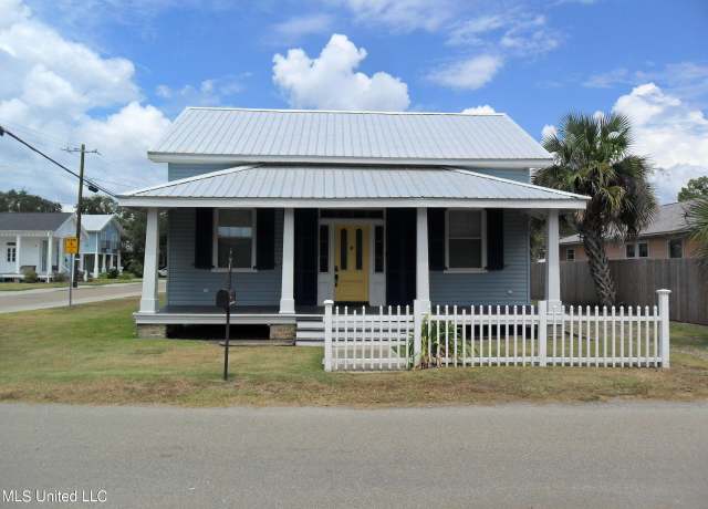 Property at 135 Sycamore St, Bay Saint Louis, MS 39520, 3 beds, 2 baths