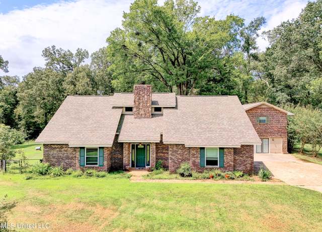 Property at 135 Westwood Dr, Vicksburg, MS 39183, 4 beds, 2 baths