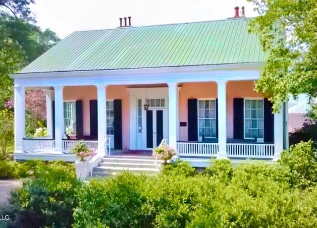 Property at 102 Rembert St, Natchez, MS 39120, 4 beds, 4.5 baths