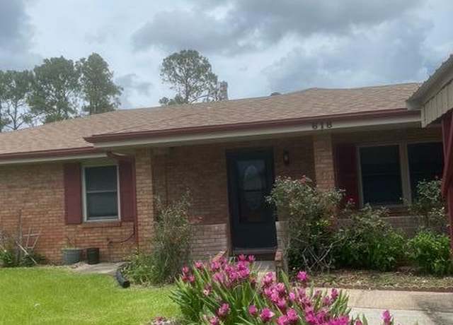 Property at 618 Temple Dr, Gulfport, MS 39503, 4 beds, 2 baths