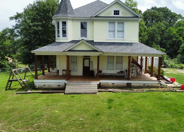 Property at 301 Magnolia St, Vaiden, MS 39176, 4 beds, 2 baths