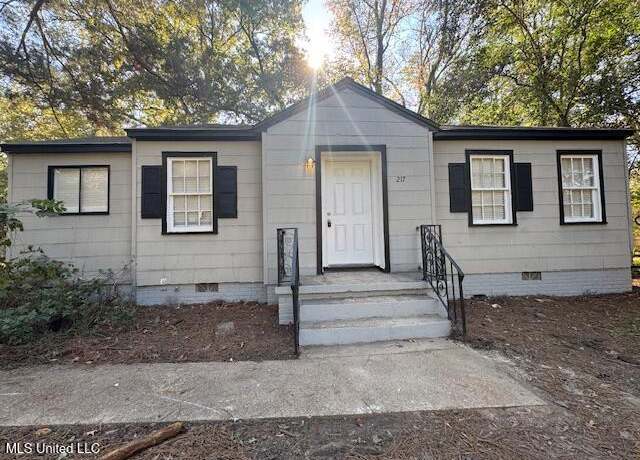 Property at 217 S Sunset Ter, Jackson, MS 39212, 4 beds, 2 baths