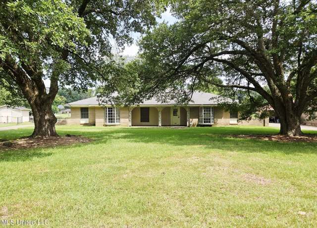 Property at 329 Swan Lake Dr, Jackson, MS 39212, 3 beds, 2 baths